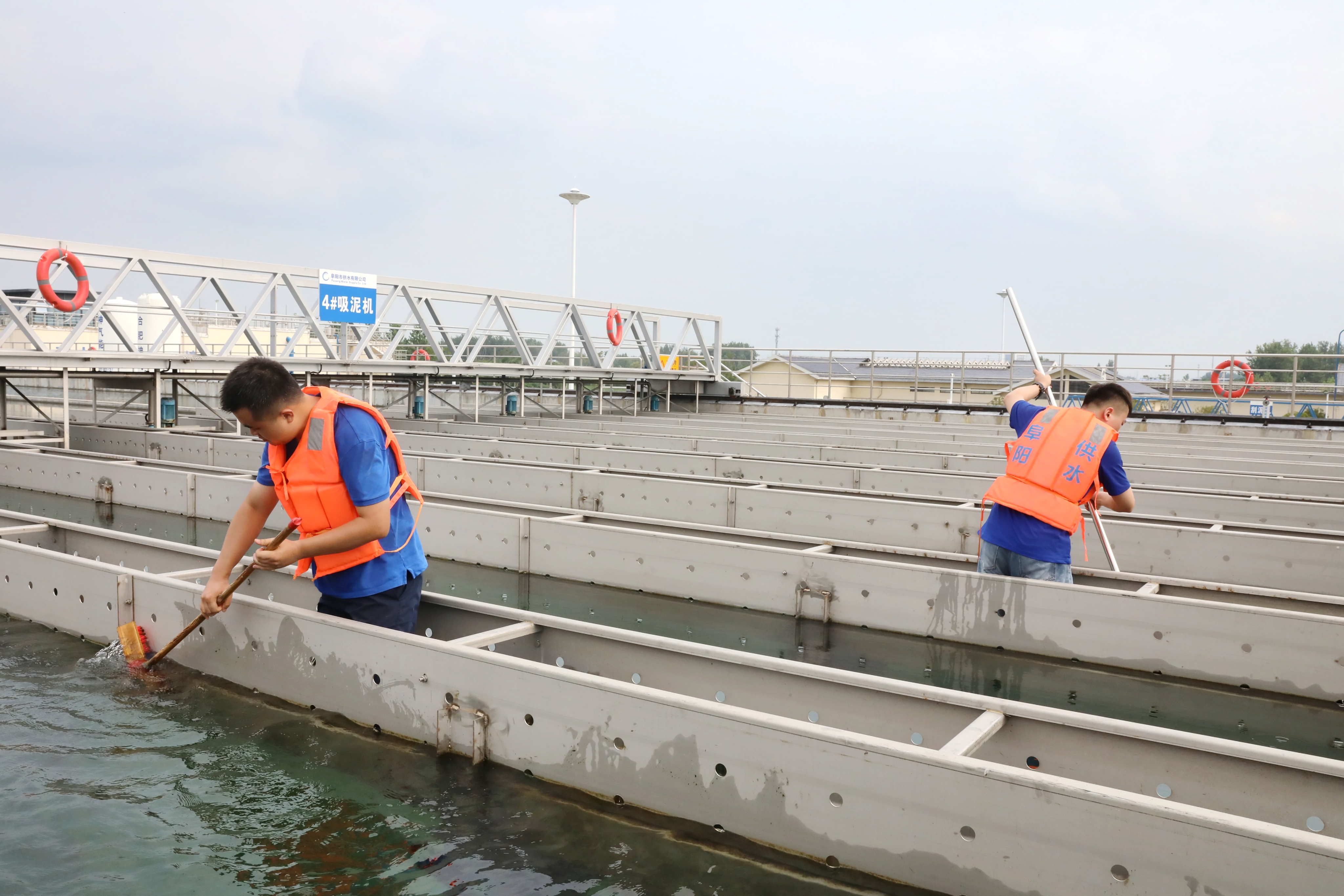 高温坚守一线 汗水诠释担当